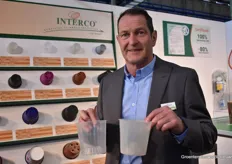 Louis Voskam of Interco holding in his left hand a pot of 100% recycled plastic from PWC. The difference is clearly visible with the jar (right hand) made of virgin material                